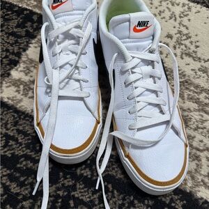 Nike Women’s Size 11 court legacy